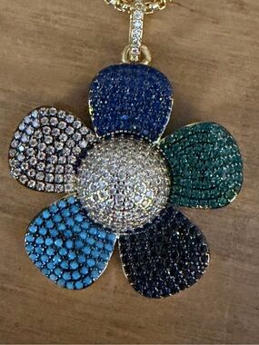 🌼💙🩵💚Multicolor Pavé Crystal Flower Statement Necklace Gold Tone